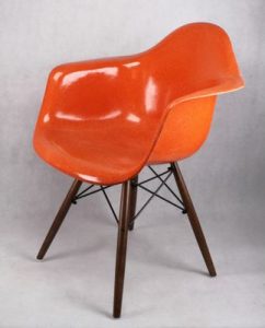 Charles e Ray Eames - poltrona in fibra di vetro